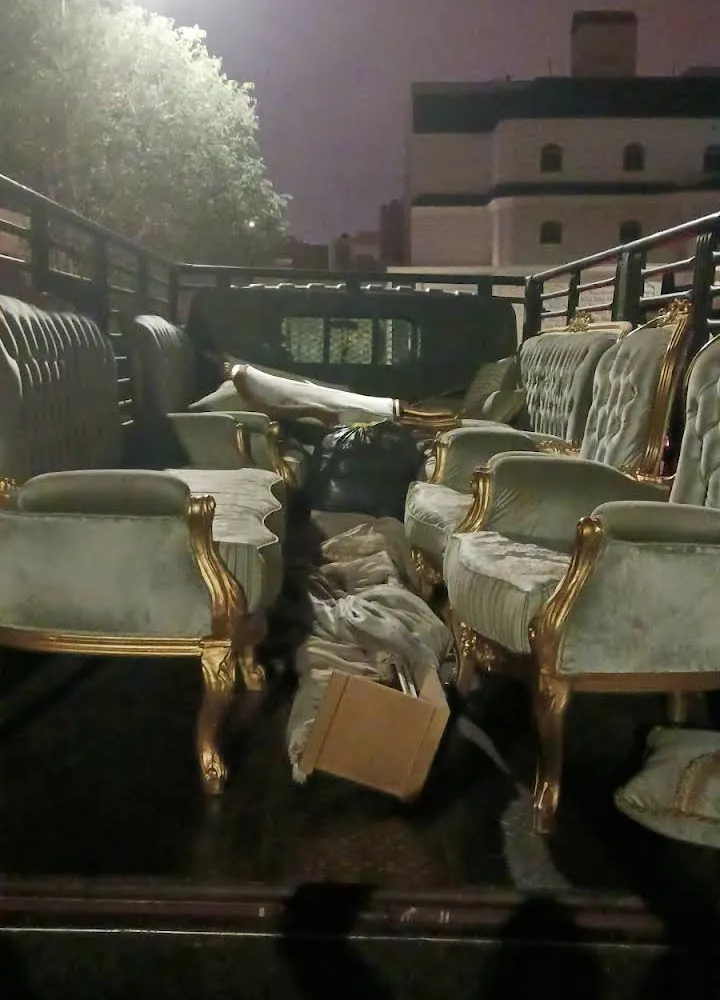 كراسي كلاسيكية بإطارات ذهبية محملة على صندوق شاحنة ليلًا
