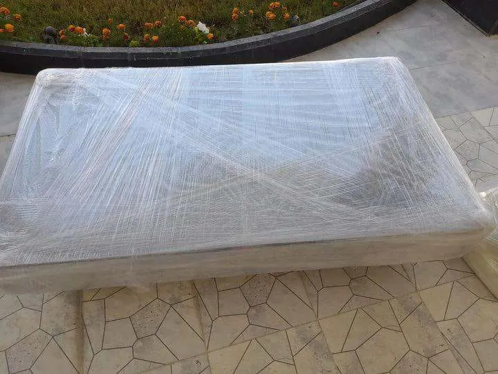 قاعدة سرير مغلفة بالنايلون على أرضية فسيفساء