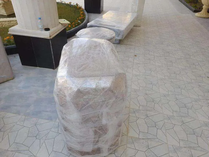 طاولة دائرية مغلفة بطبقات النايلون على أرضية فسيفساء